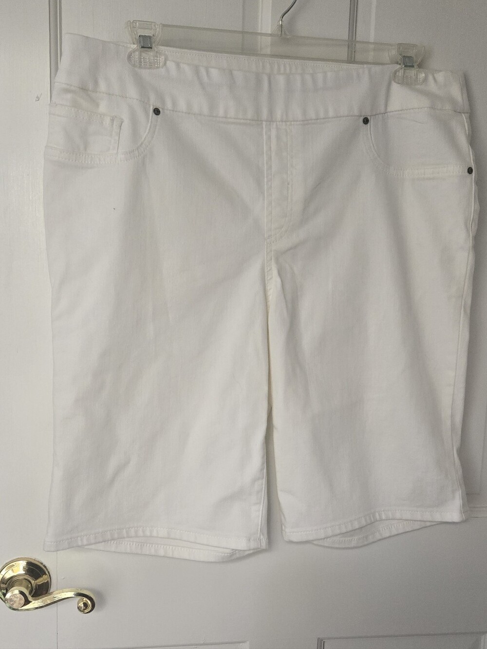 Chicos white 11" inseam shorts (Ch 3) sz 16
